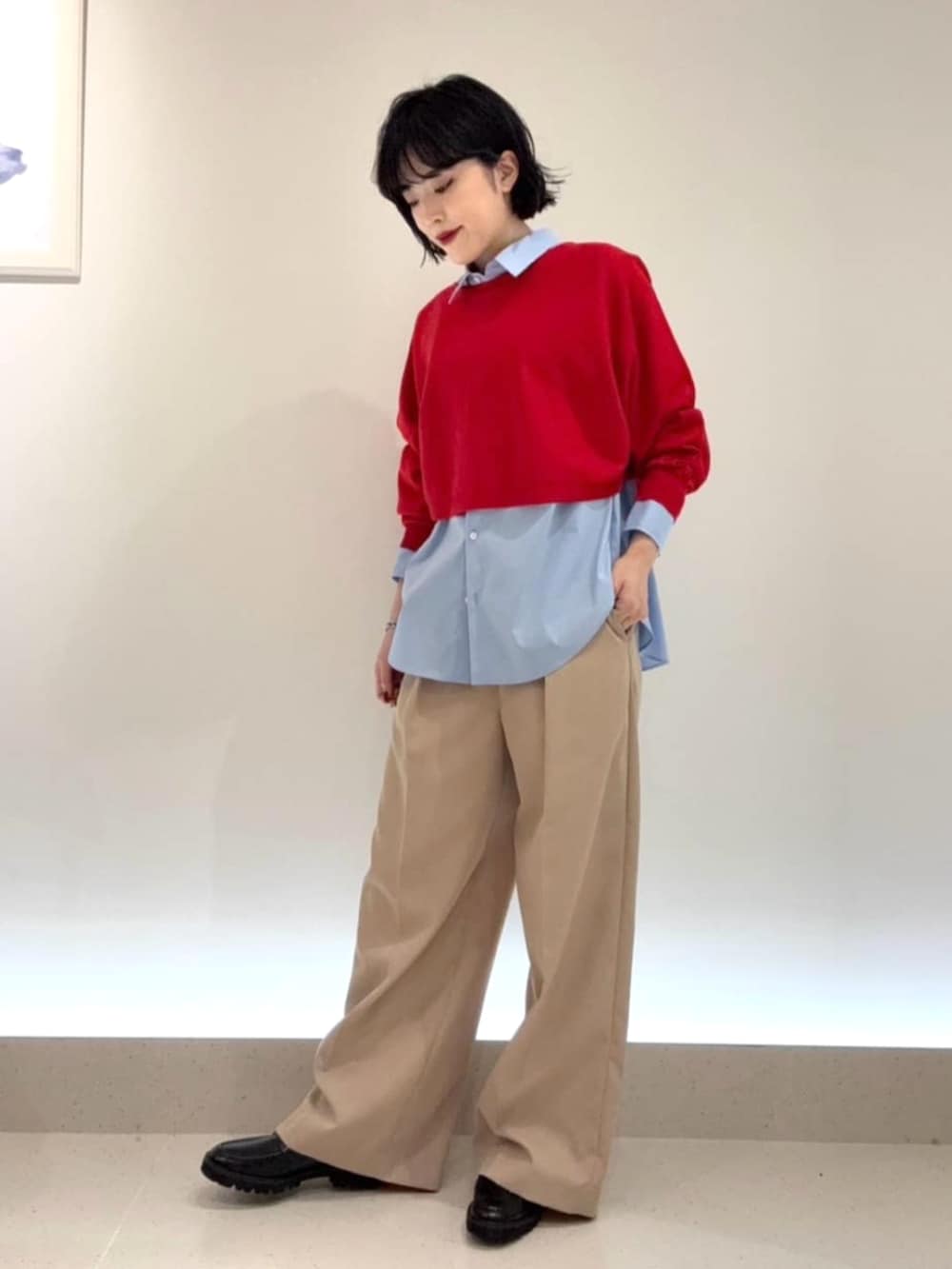 ブラック系のその他シューズ、イエロー系のその他パンツ、レッド系のアンサンブルを着用したレディースの秋コーディネートの4枚目の写真