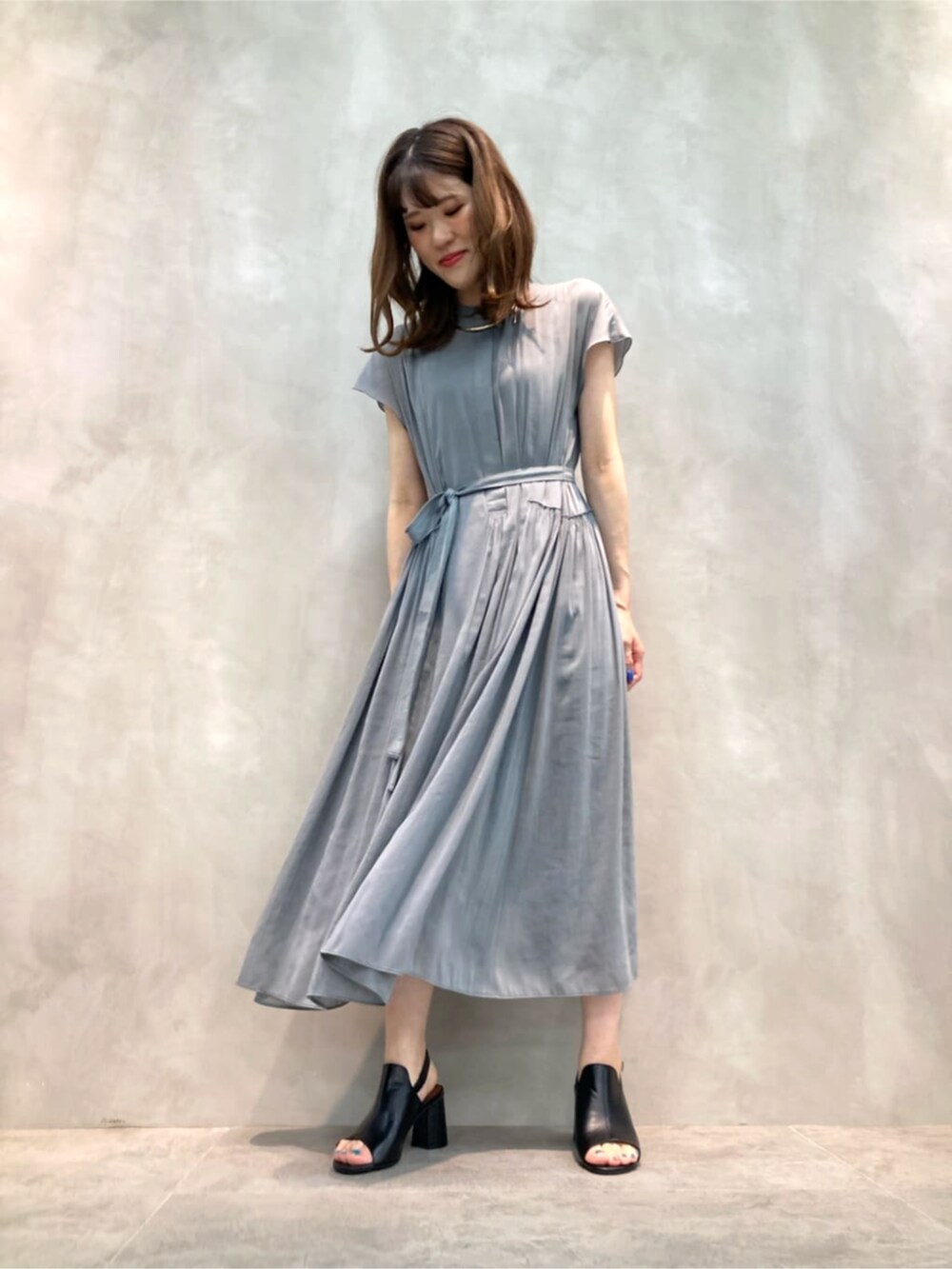 イエロー系のカーディガン/ボレロ、ブラック系のサンダル、グリーン系のワンピースを着用したレディースの夏コーディネートの3枚目の写真