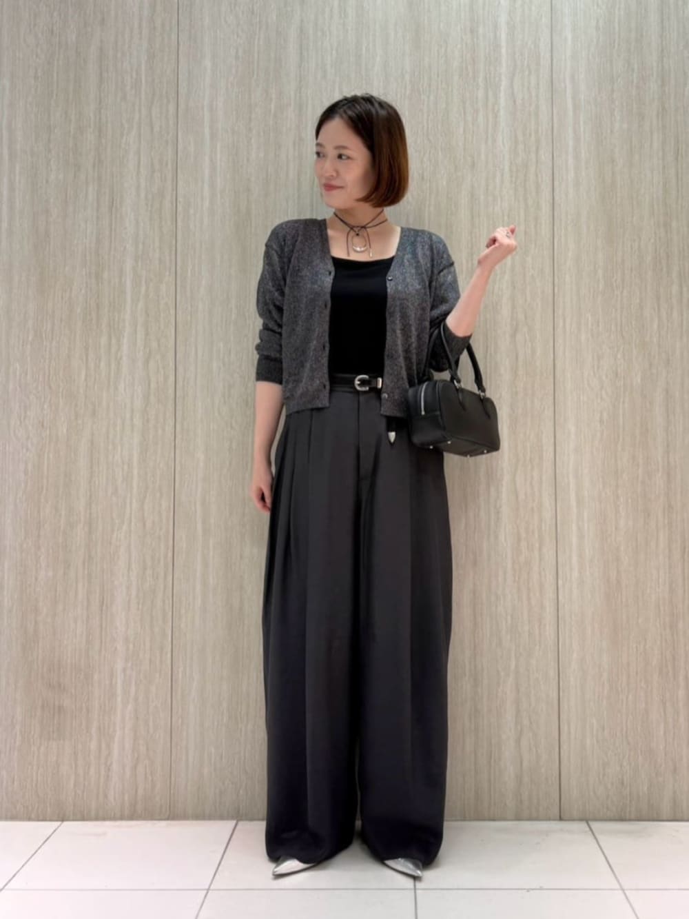 グレー系のカーディガン/ボレロ、ブラック系のボストンバッグ、シルバー系のパンプスを着用したレディースの夏コーディネートの4枚目の写真