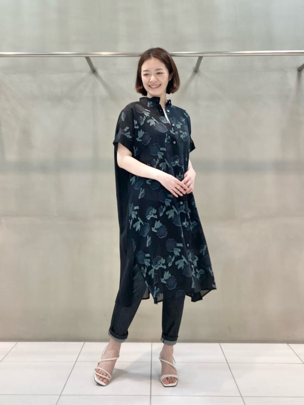 ブラック系のその他パンツを着用したレディースの夏コーディネートの2枚目の写真