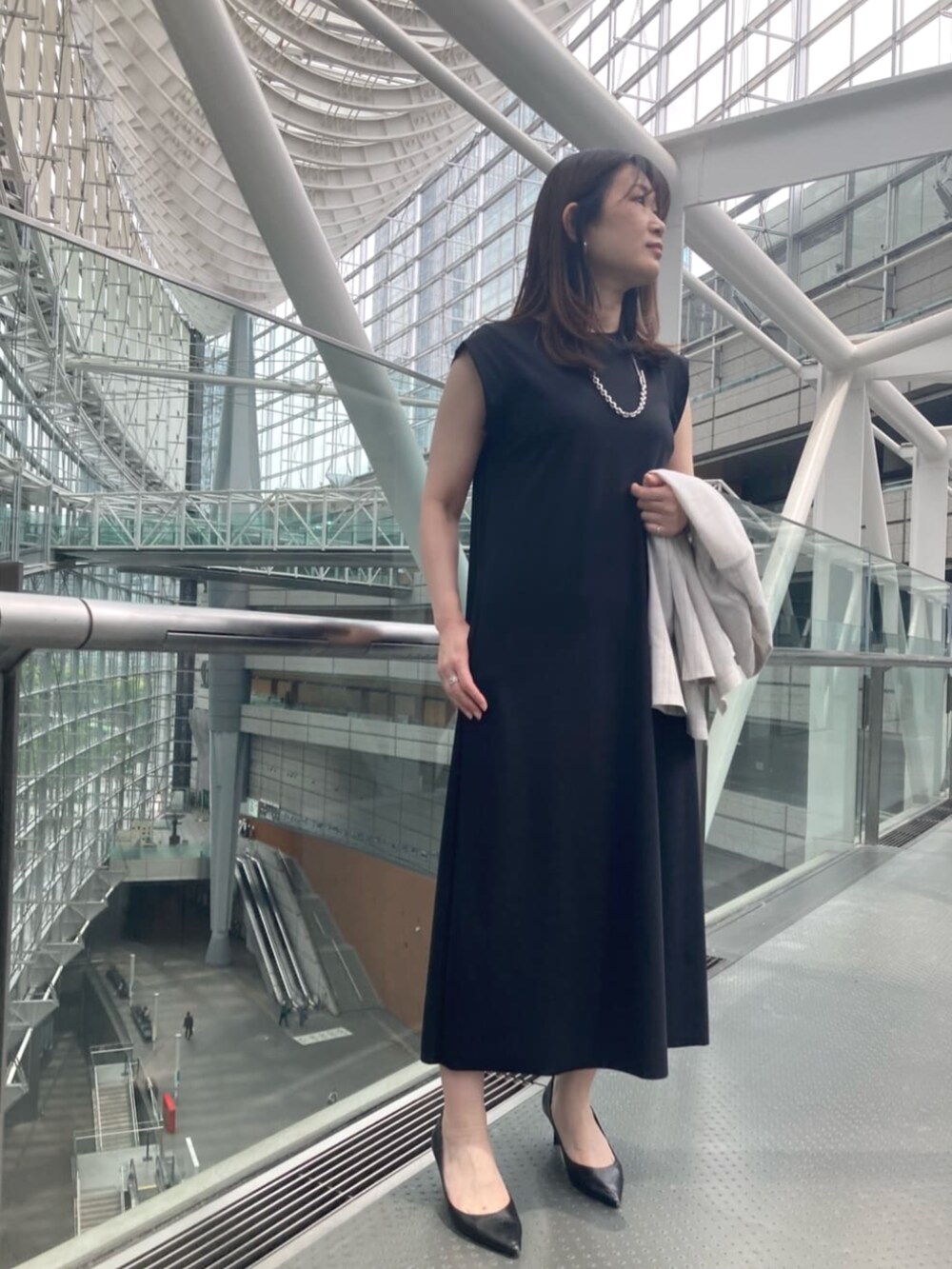 ホワイト系のノーカラージャケット、ブラック系のワンピース/ドレス、シルバー系のネックレスを着用したレディースの夏コーディネートの3枚目の写真