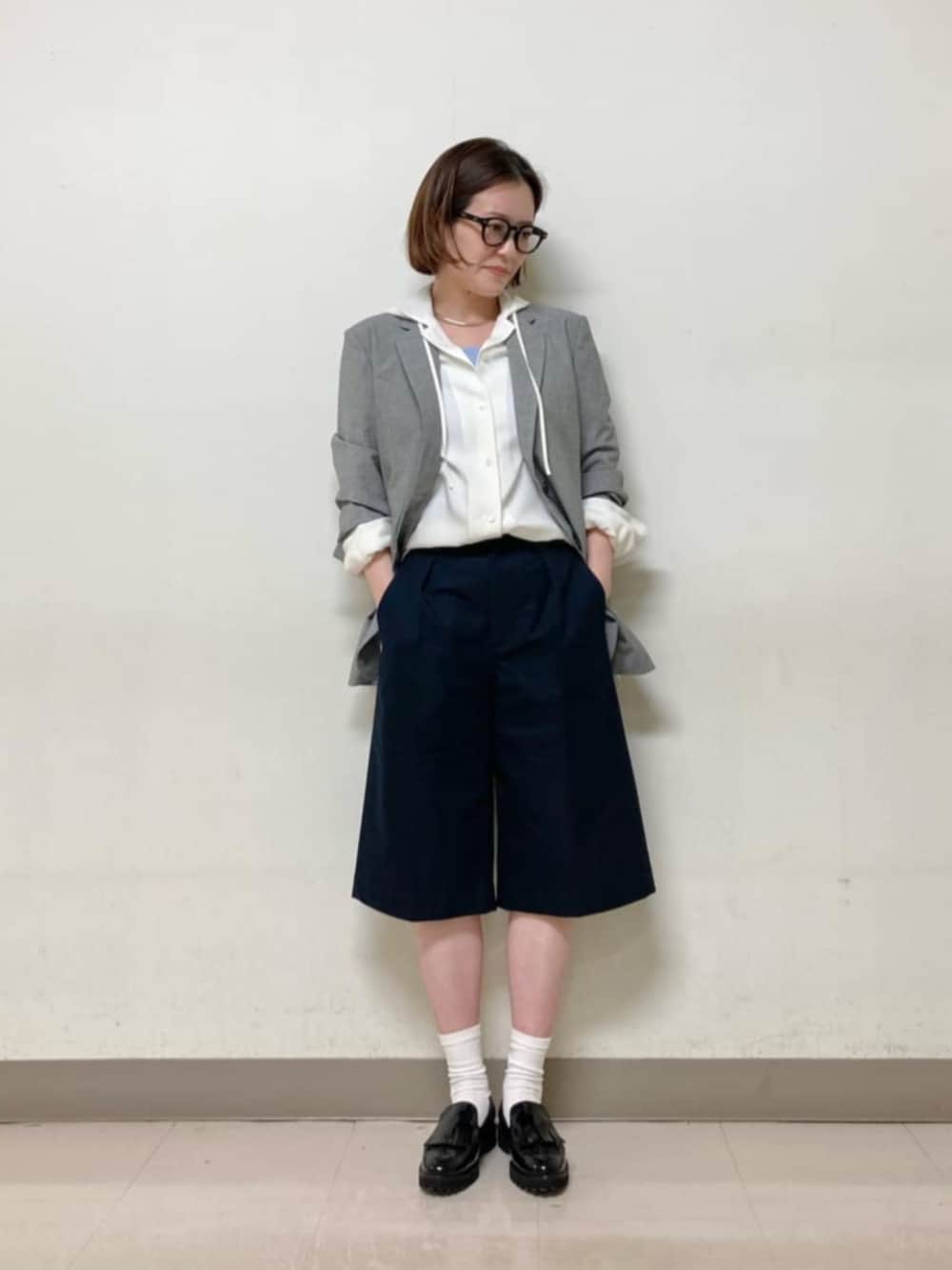 ホワイト系のシャツ/ブラウス、ブラック系のテーラードジャケット、ブルー系のその他パンツを着用したレディースの春コーディネートの2枚目の写真
