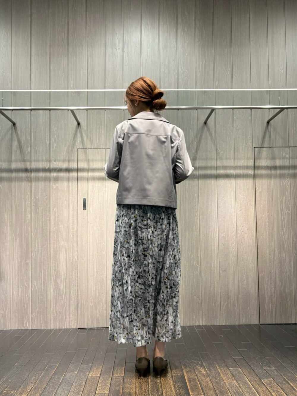 ブラック系のワンピース、ブラック系のライダースジャケットを着用したレディースの夏コーディネートの5枚目の写真