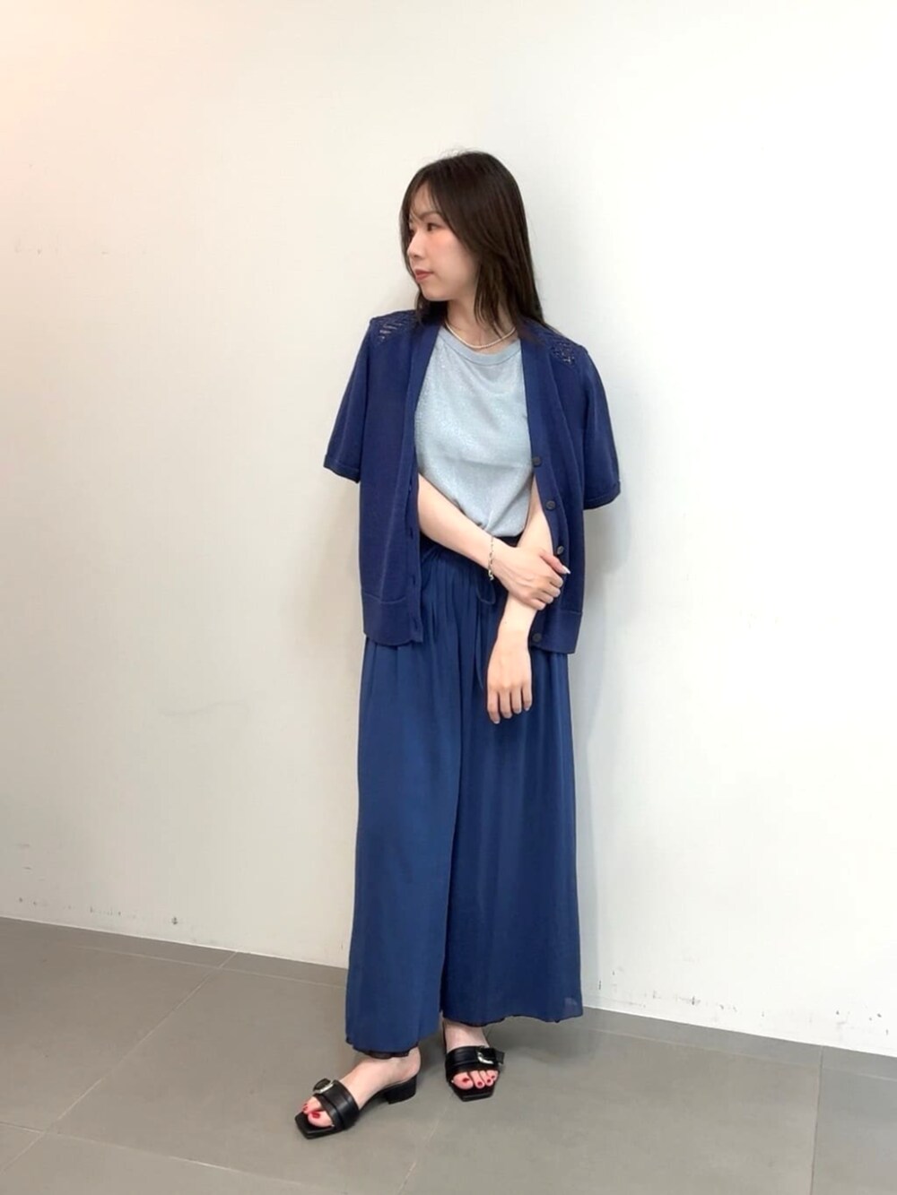 ブルー系のカーディガン/ボレロ、ブルー系のその他パンツを着用したレディースの夏コーディネートの3枚目の写真