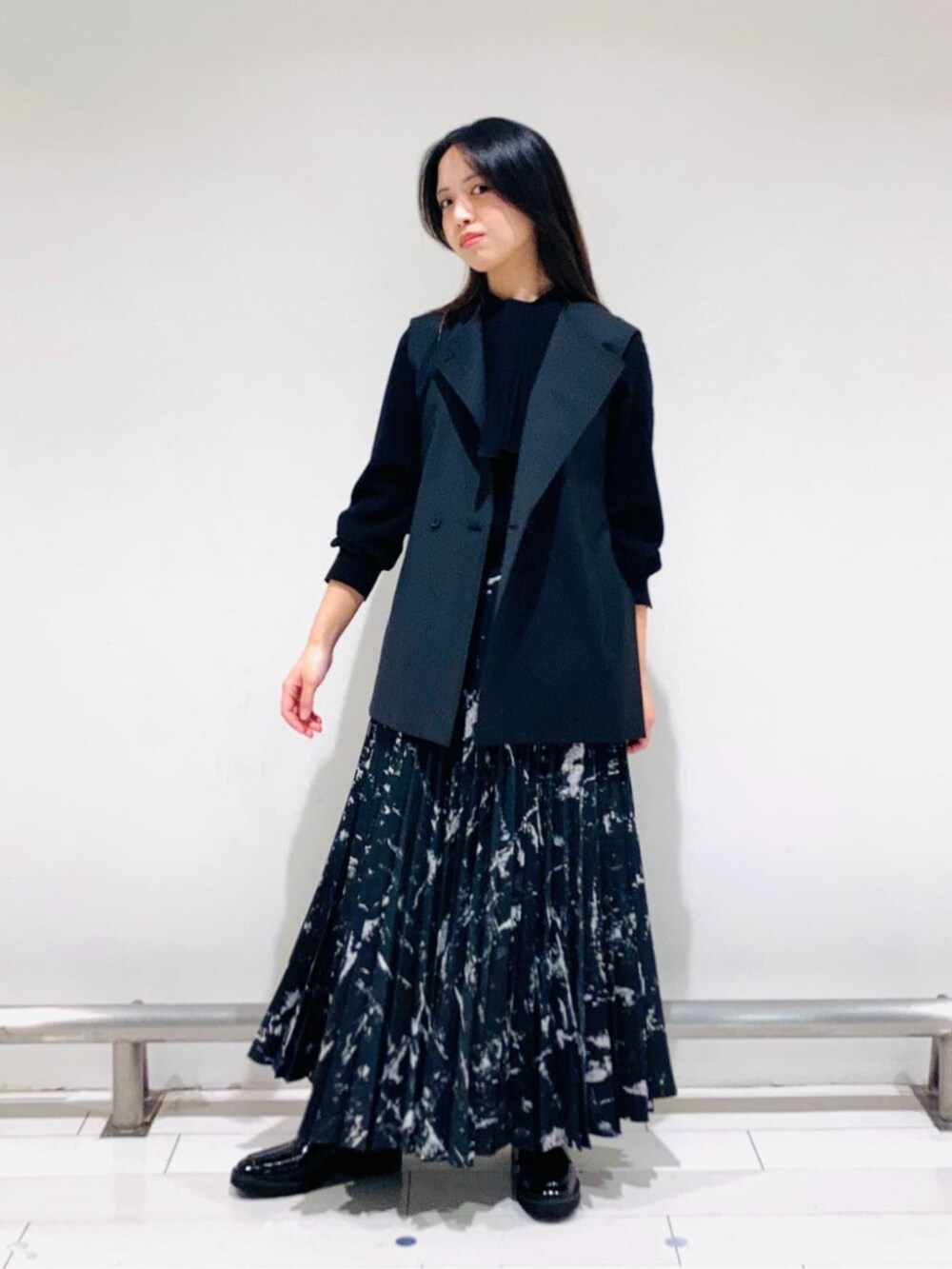 ブラック系のその他シューズ、ブラック系のベスト、ブラック系のシャツ/ブラウスを着用したレディースの夏コーディネートの2枚目の写真