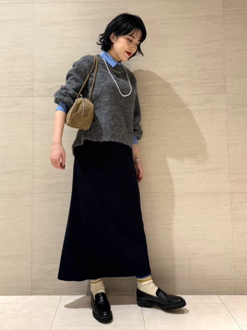 ブラック系のその他シューズ、グレー系のTシャツ/カットソー、ブラック系のスカートを着用したレディースの冬コーディネートの3枚目の写真