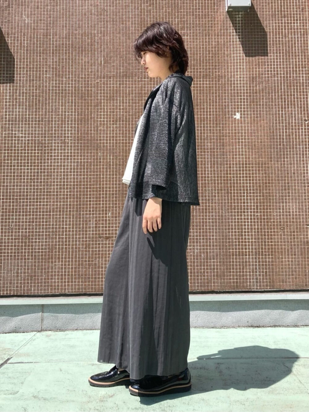 ブラック系のカーディガン/ボレロ、ホワイト系のTシャツ/カットソー、ブラック系のその他パンツを着用したレディースの春コーディネートの2枚目の写真