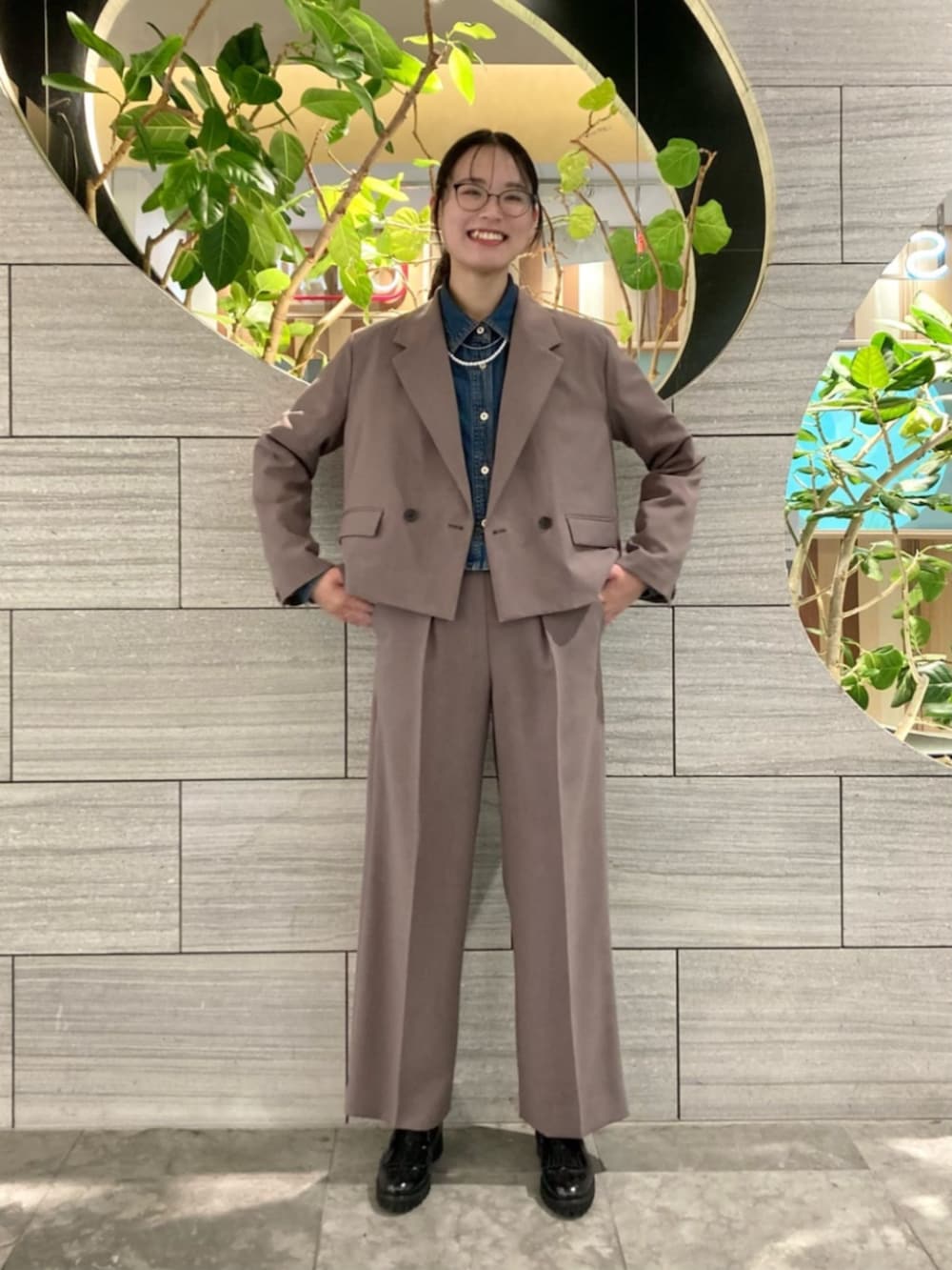 ブラウン系のスーツジャケット、ブラウン系のスーツパンツを着用したレディースの春コーディネートの2枚目の写真