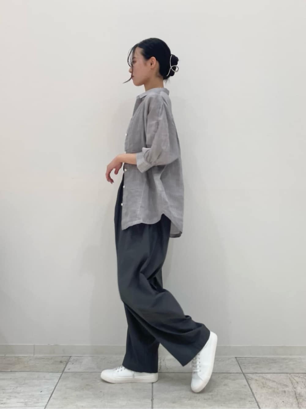 グレー系のシャツ/ブラウス、グレー系のその他パンツ、ブラック系のタンクトップを着用したレディースの夏コーディネートの3枚目の写真