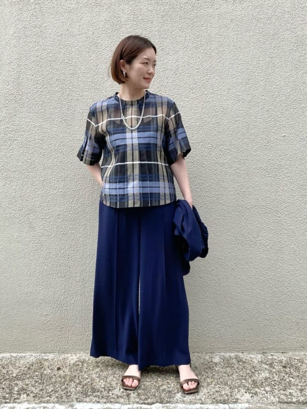 ブルー系のブルゾン、ブルー系のその他パンツ、ブルー系のシャツ/ブラウスを着用したレディースの夏コーディネートの4枚目の写真