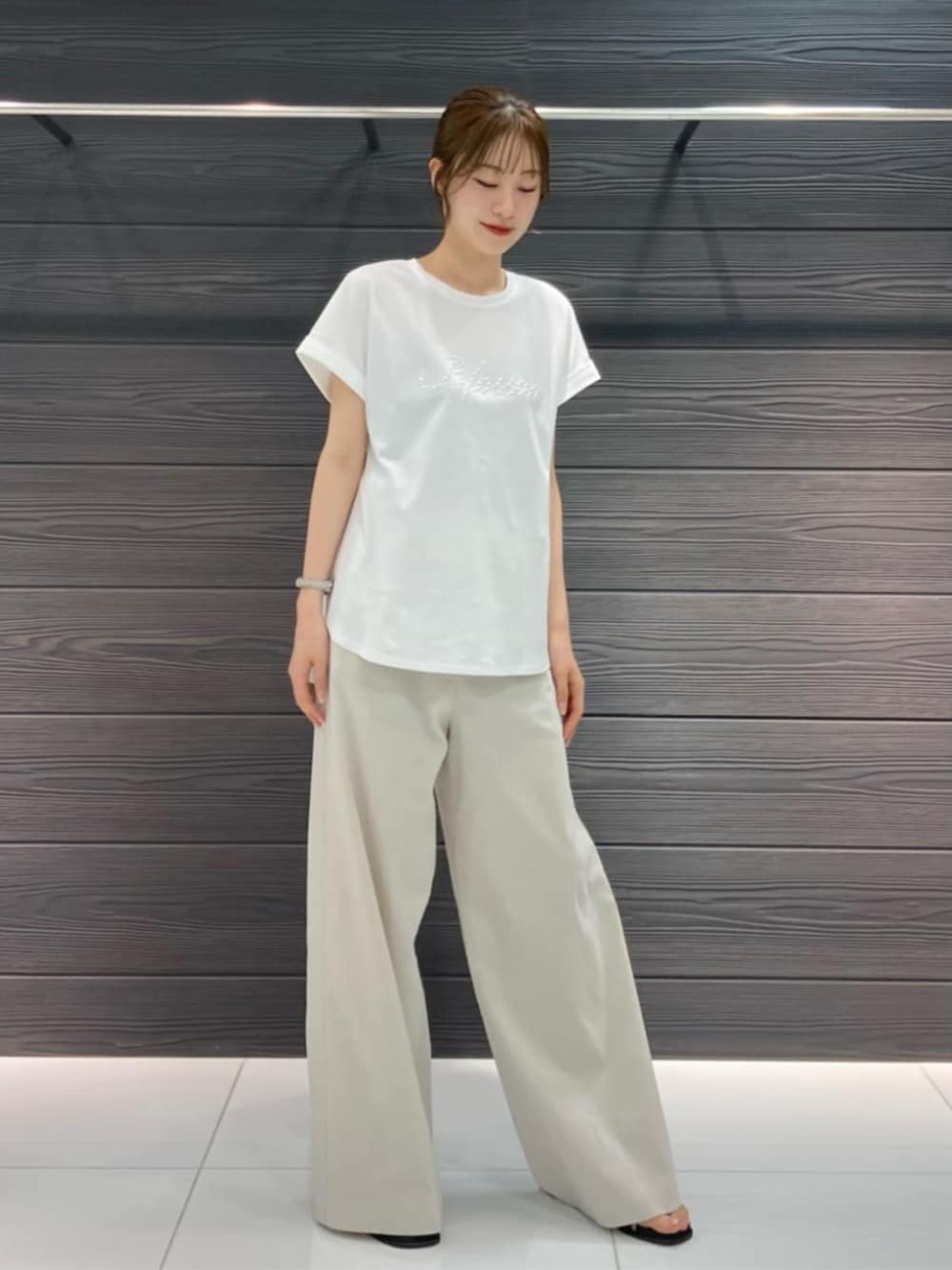 ホワイト系のその他パンツ、ホワイト系のTシャツ/カットソー、ホワイト系のテーラードジャケットを着用したレディースの春コーディネートの4枚目の写真