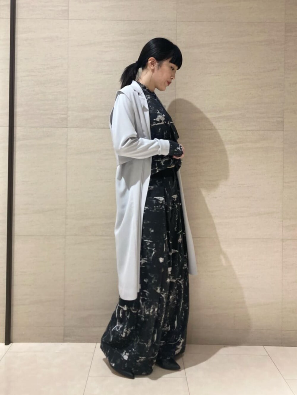 ブラック系のシャツ/ブラウス、ブラック系のその他パンツ、シルバー系のベルトを着用したレディースの夏コーディネートの3枚目の写真