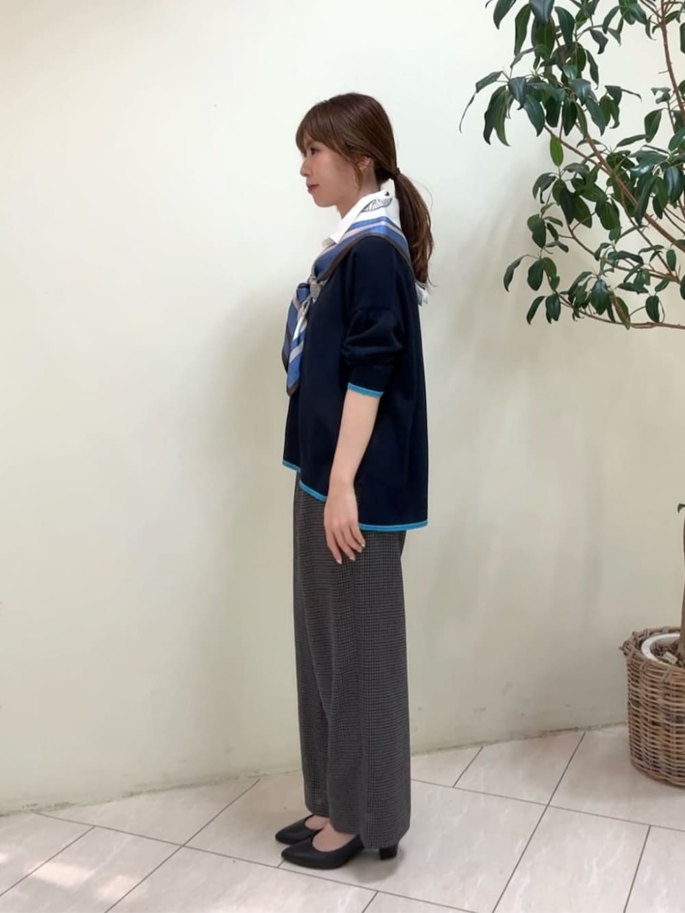 グレー系のその他パンツ、ブルー系のカーディガン/ボレロ、ブルー系のストール/ショールを着用したレディースの夏コーディネートの4枚目の写真