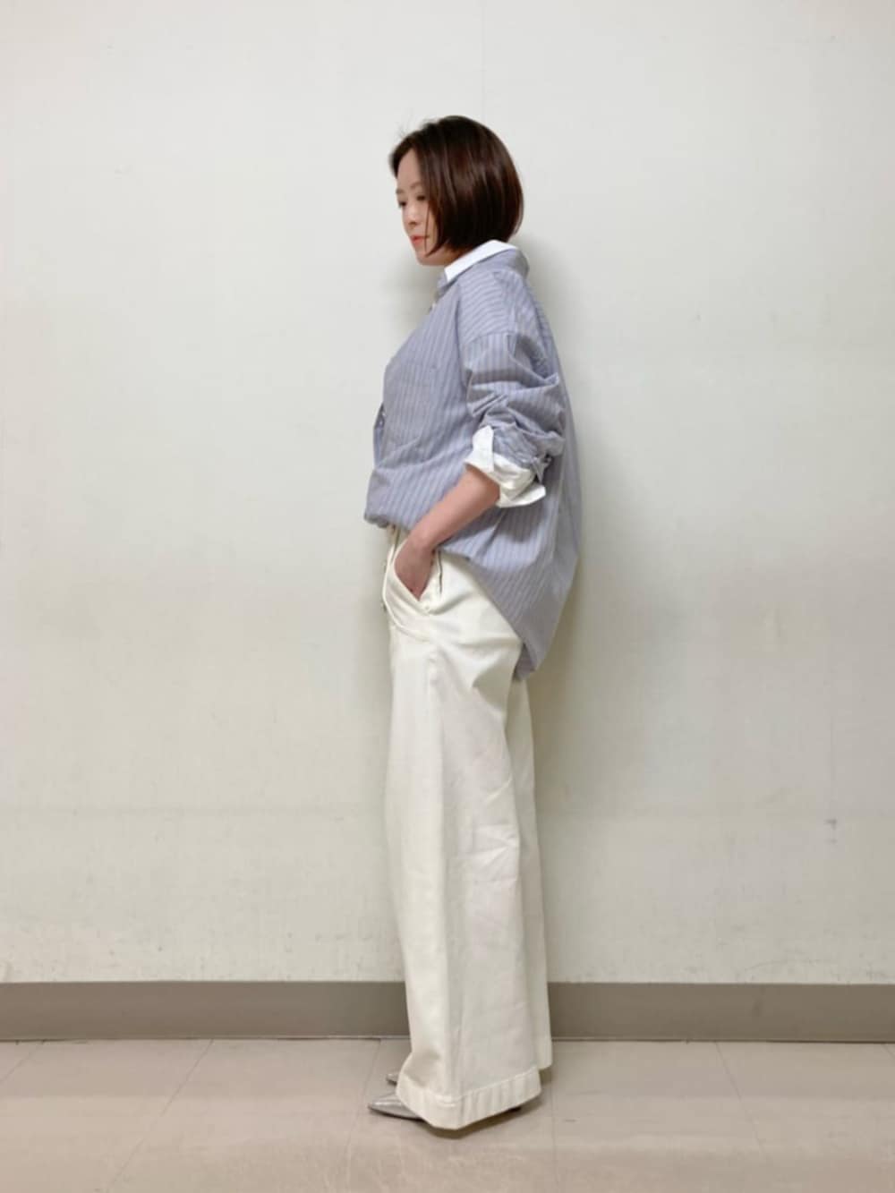 ブルー系のシャツ/ブラウス、ホワイト系のシャツ/ブラウス、ブルー系のデニムパンツを着用したレディースの春コーディネートの3枚目の写真