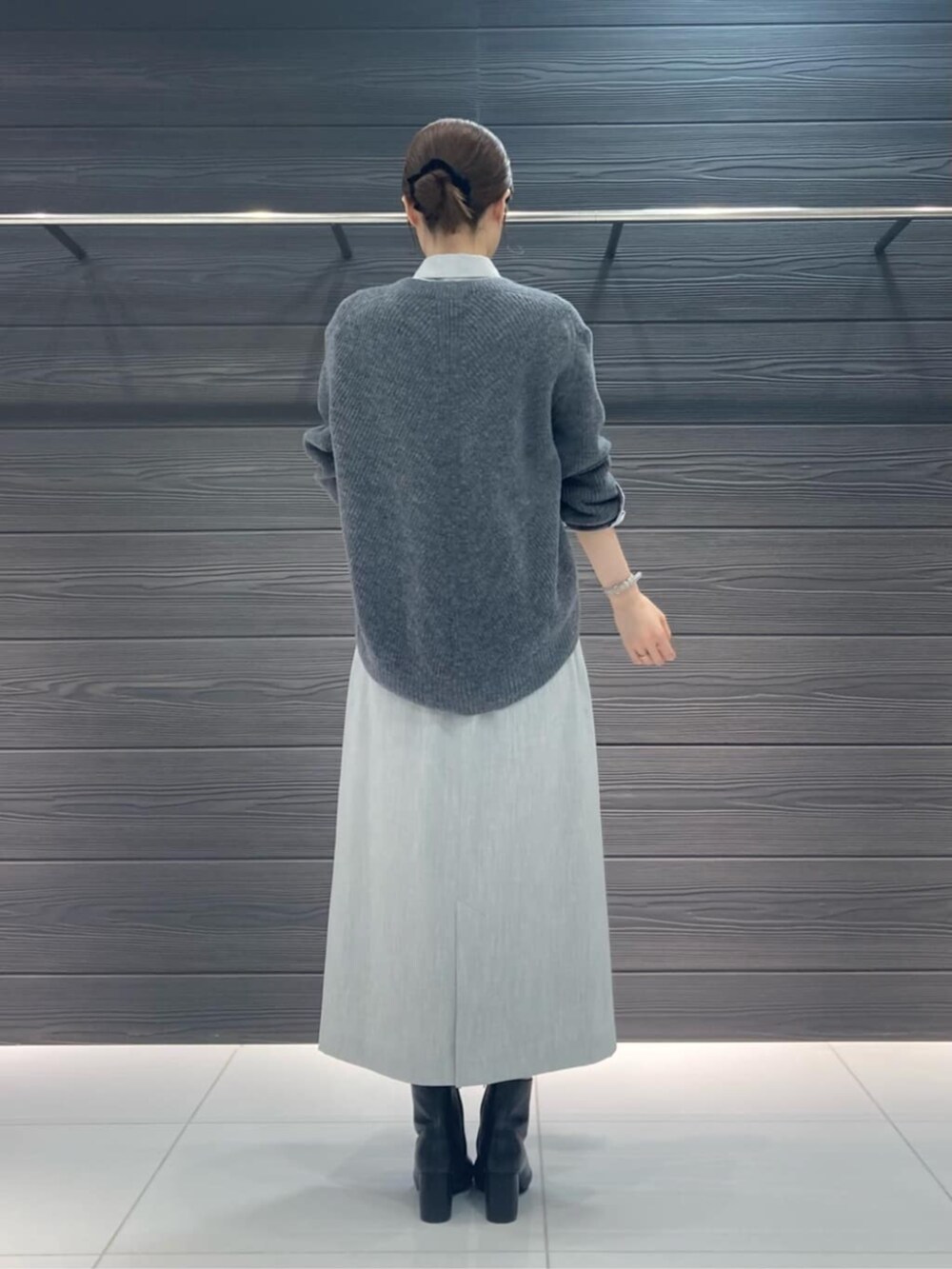 ブルー系のトレンチコート、グレー系のスカート、グレー系のニット/セーターを着用したレディースの冬コーディネートの8枚目の写真