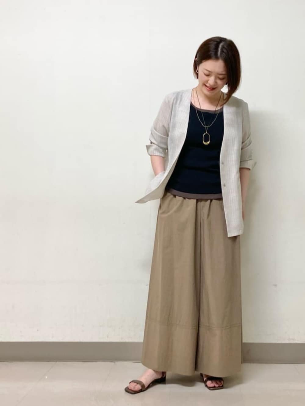 「コムサ、K.Tキヨコタカセ、パンツスタイル、パンツコーデ、ジャケット、オフィスカジュアル、オフィススタイル、きれいめカジュアル、旅行コーデ、旅行、夏コーデ、夏、ジャケットスタイル」｜「K.T KIYOKO TAKASEのコットンタイプライター ギャザーワイドパンツ（その他パンツ、イエロー系）」を使った、COMME CA OFFICIALさん（レディース・160cm）の夏コーディネートの3枚目の写真