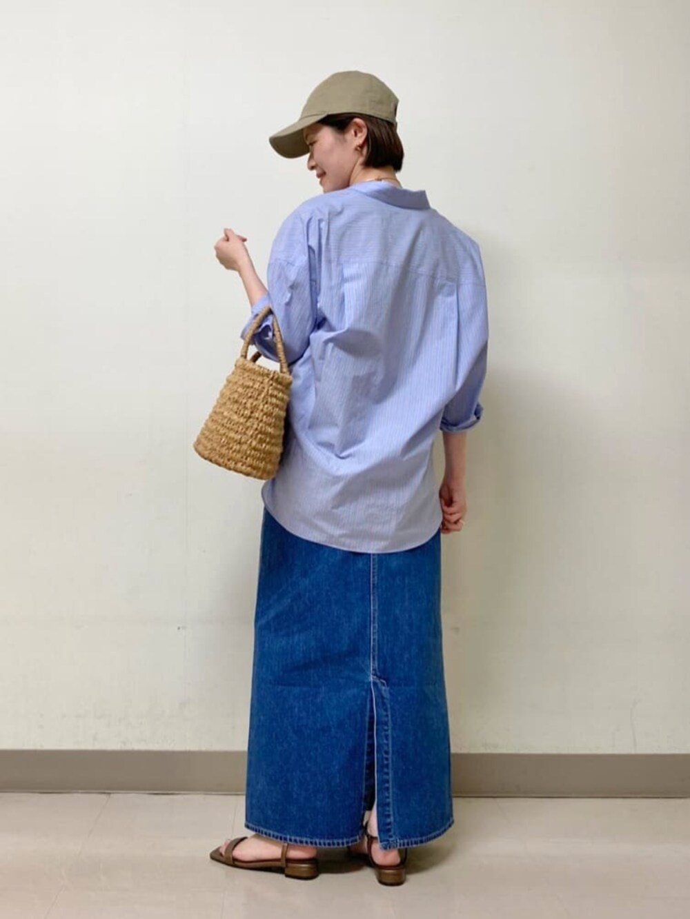 ブルー系のシャツ/ブラウス、グレー系のスカート、ブラウン系のTシャツ/カットソーを着用したレディースの夏コーディネートの3枚目の写真