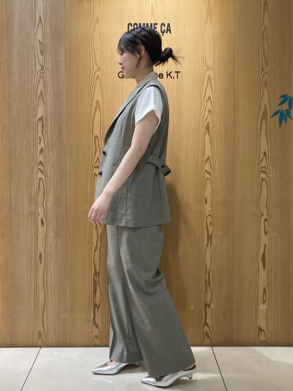 シルバー系のパンプス、ホワイト系のTシャツ/カットソー、ブラック系のベストを着用したレディースの夏コーディネートの2枚目の写真
