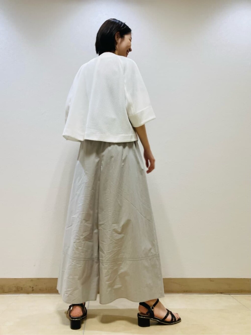 ブラウン系のシャツ/ブラウス、グレー系のその他パンツ、ホワイト系のブルゾンを着用したレディースの夏コーディネートの4枚目の写真