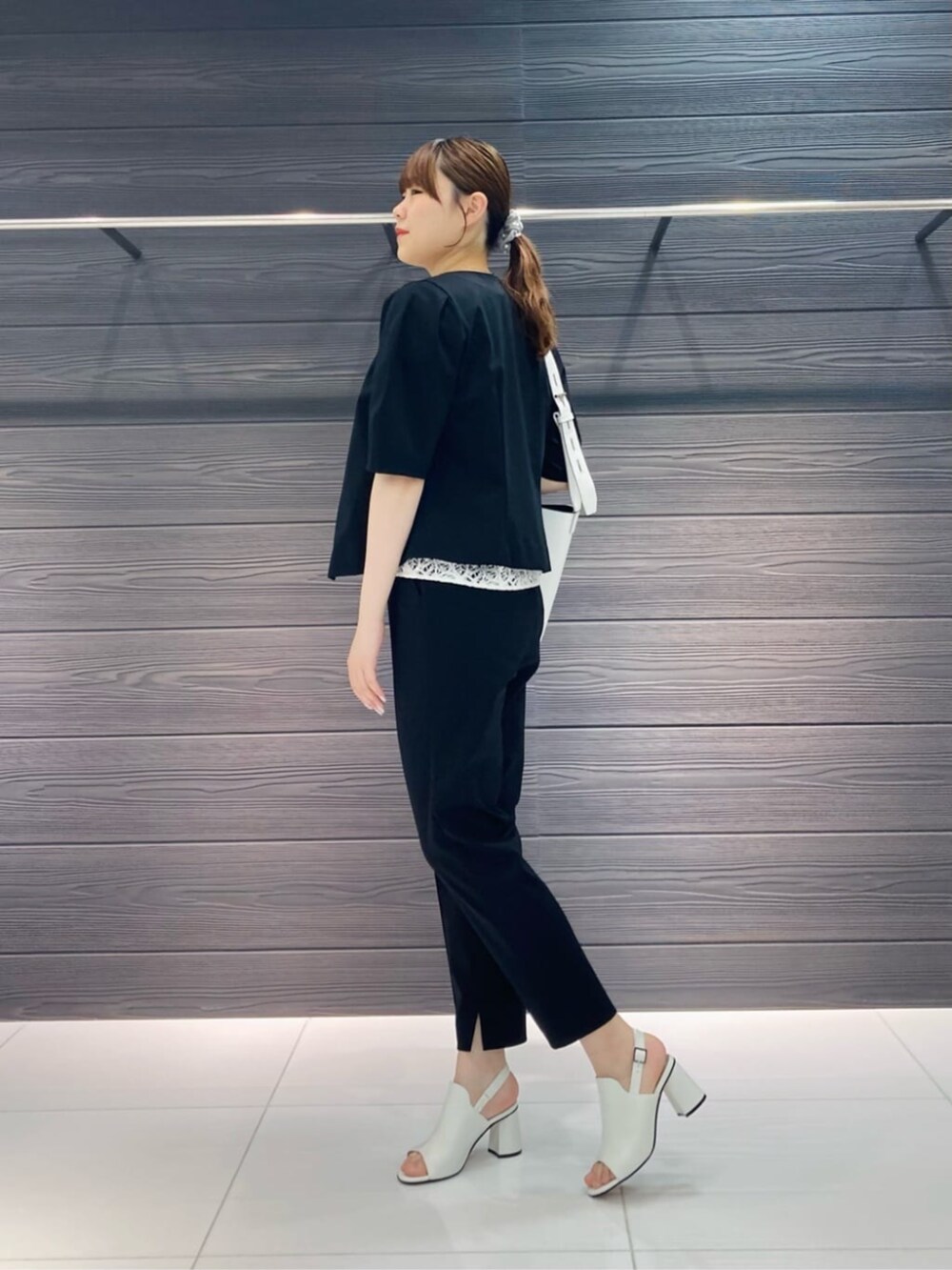 ホワイト系のショルダーバッグ、ホワイト系のサンダル、ホワイト系のシャツ/ブラウスを着用したレディースの夏コーディネートの4枚目の写真