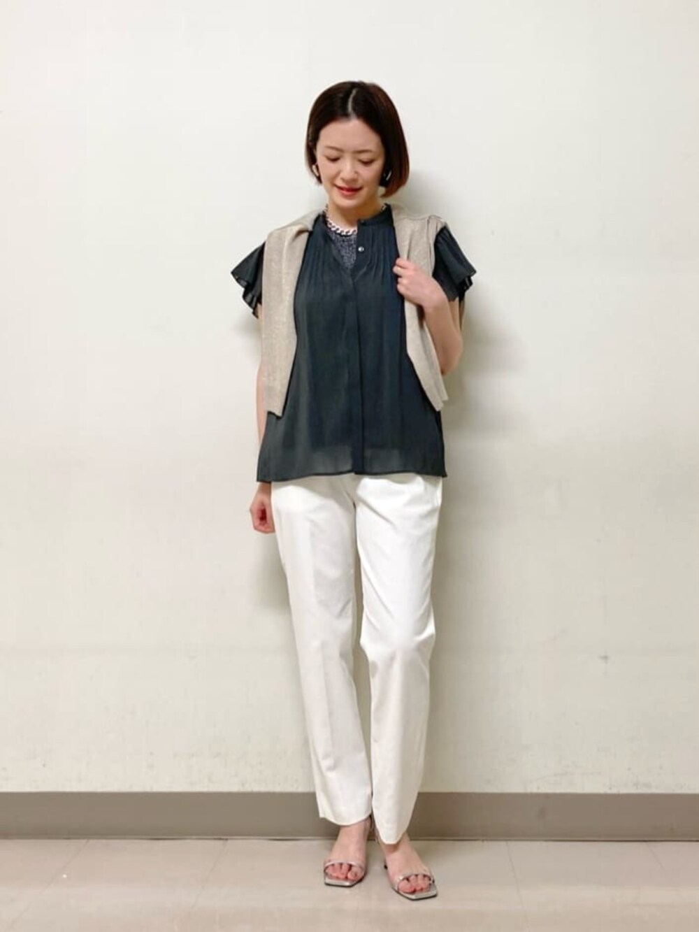 ベージュ系のカーディガン/ボレロ、グレー系のシャツ/ブラウス、ホワイト系のパンツを着用したレディースの夏コーディネートの2枚目の写真