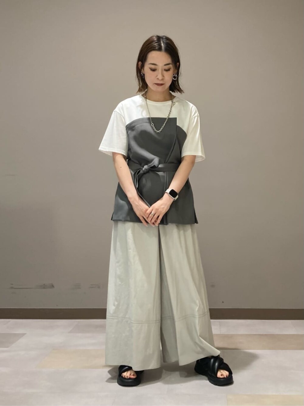 グレー系のその他パンツ、グレー系のTシャツ/カットソーを着用したレディースの夏コーディネートの2枚目の写真