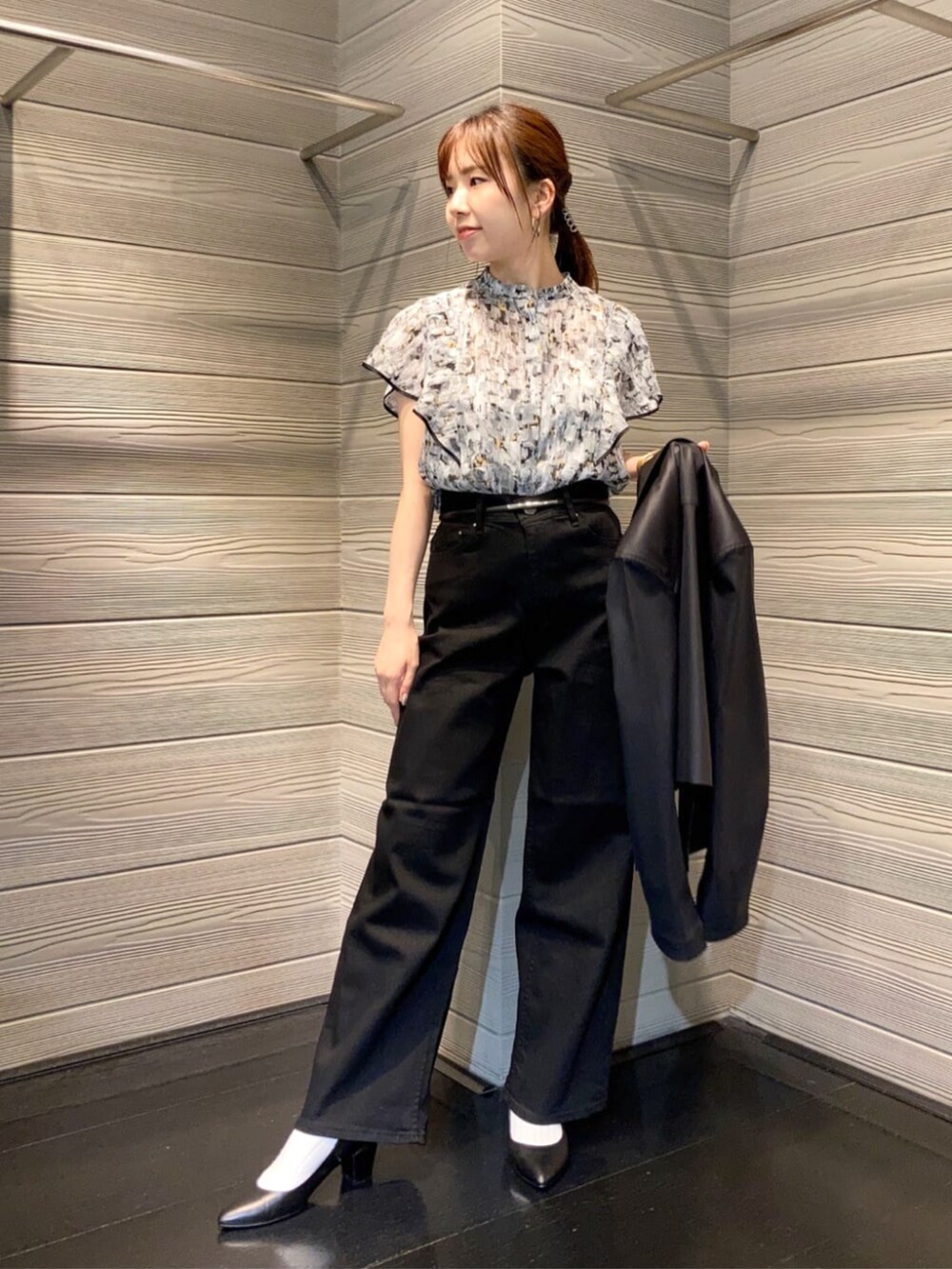 ブラック系のシャツ/ブラウス、ブラック系のデニムパンツを着用したレディースの夏コーディネートの2枚目の写真