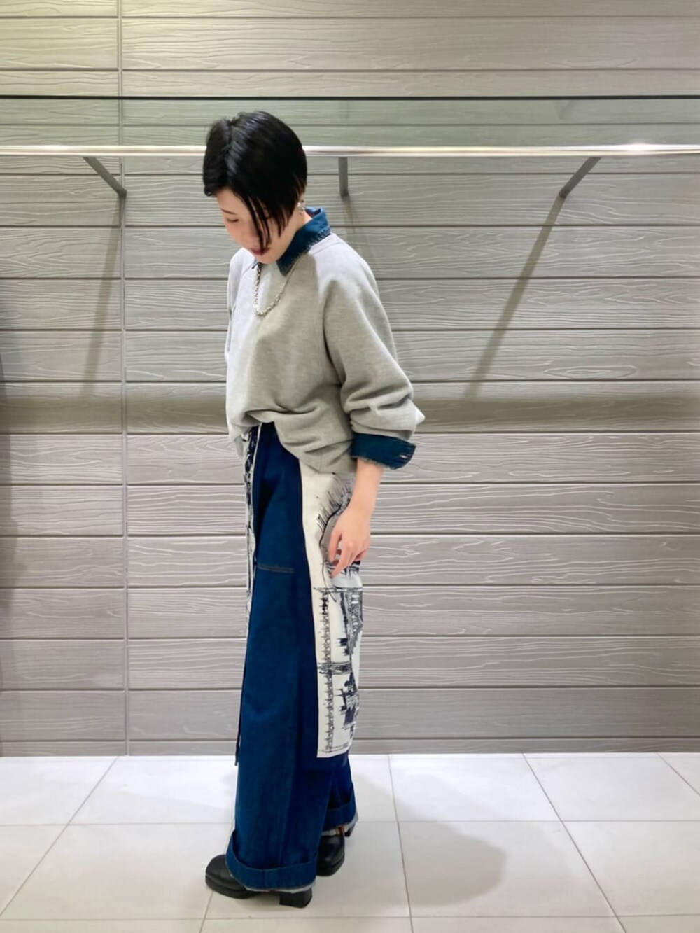 グレー系のTシャツ/カットソー、ブルー系のデニムパンツ、ブルー系のストール/ショールを着用したレディースの冬コーディネートの3枚目の写真