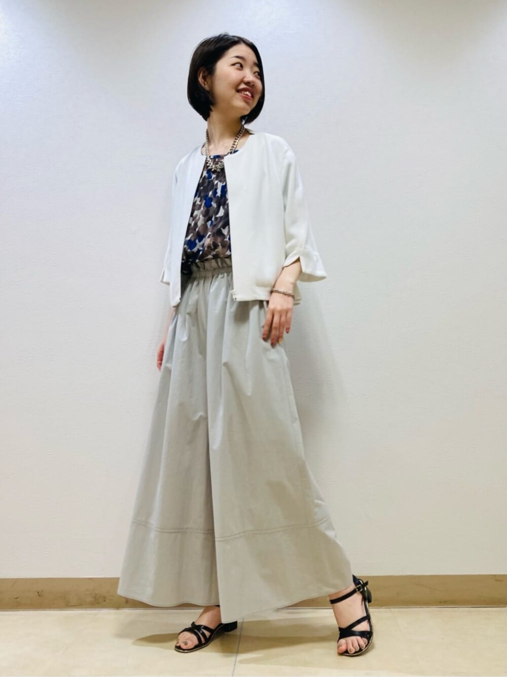 ブラウン系のシャツ/ブラウス、グレー系のその他パンツ、ホワイト系のブルゾンを着用したレディースの夏コーディネートの3枚目の写真