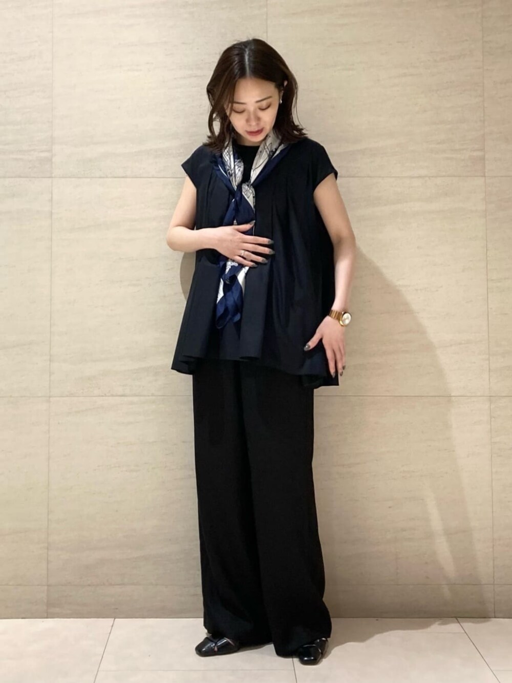 ブラウン系のその他パンツ、ブルー系のストール/ショールを着用したレディースの夏コーディネートの2枚目の写真