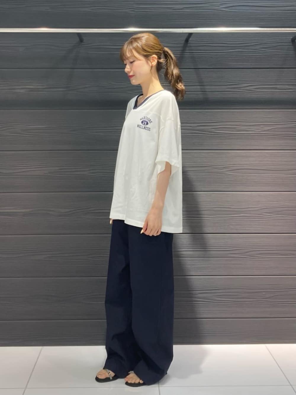 グレー系のサンダル、ホワイト系のTシャツ/カットソー、ブルー系のその他パンツを着用したレディースの夏コーディネートの7枚目の写真