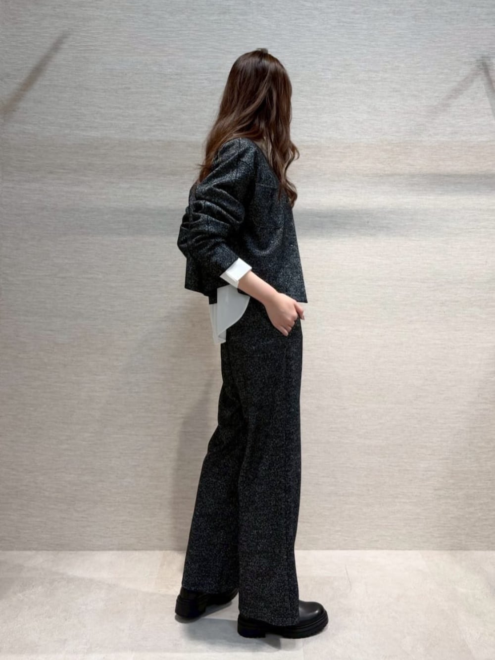 ホワイト系のシャツ/ブラウス、ブラック系のノーカラージャケット、ブラック系のその他パンツを着用したレディースの冬コーディネートの3枚目の写真