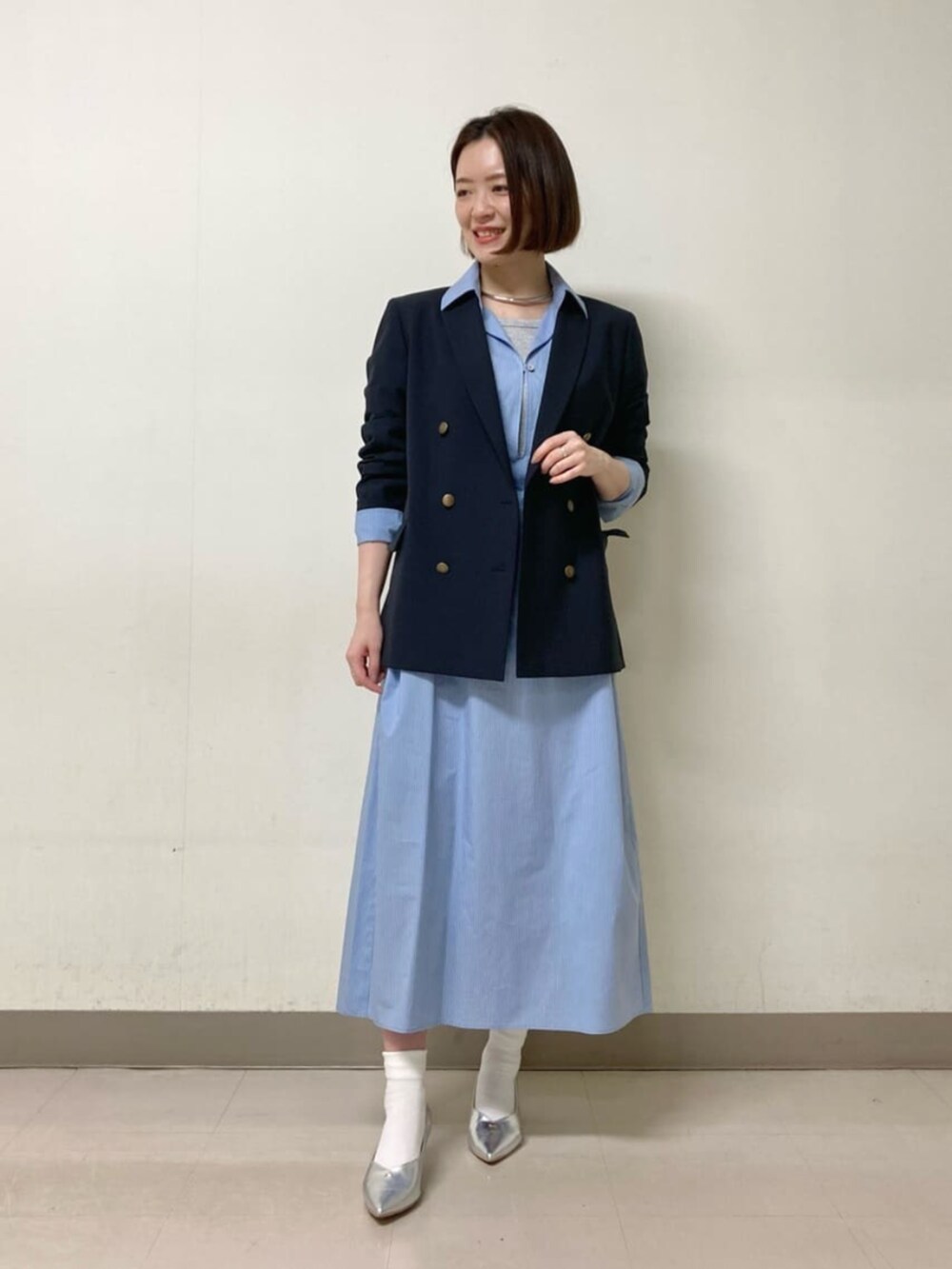 ブルー系のセットアップ、ブルー系のシャツワンピース、シルバー系のタンクトップを着用したレディースの春コーディネートの2枚目の写真