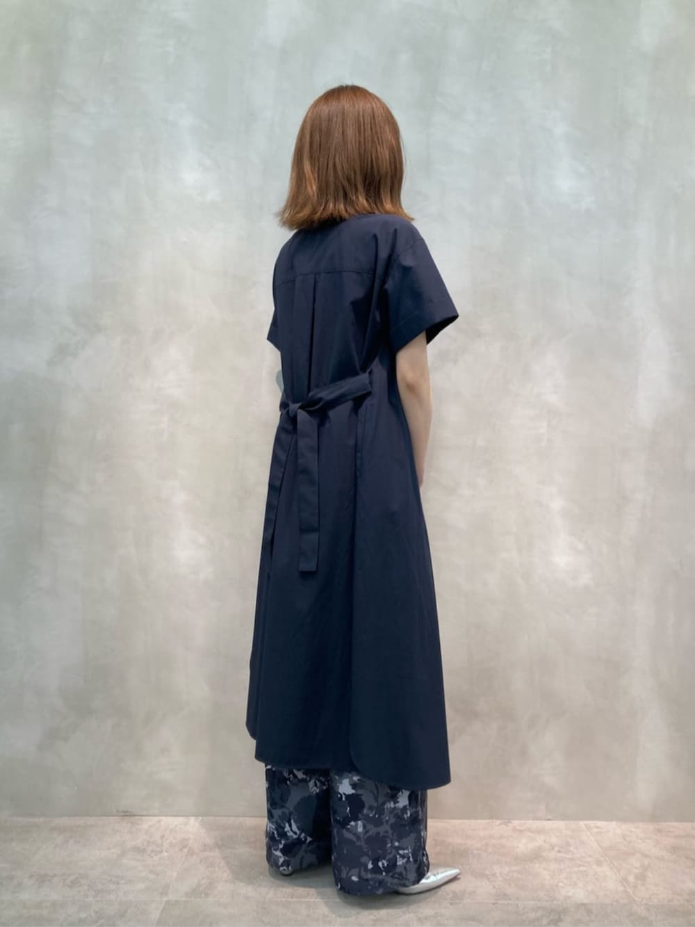 シルバー系のパンプス、ホワイト系のタンクトップ、ブルー系のその他パンツを着用したレディースの春コーディネートの3枚目の写真