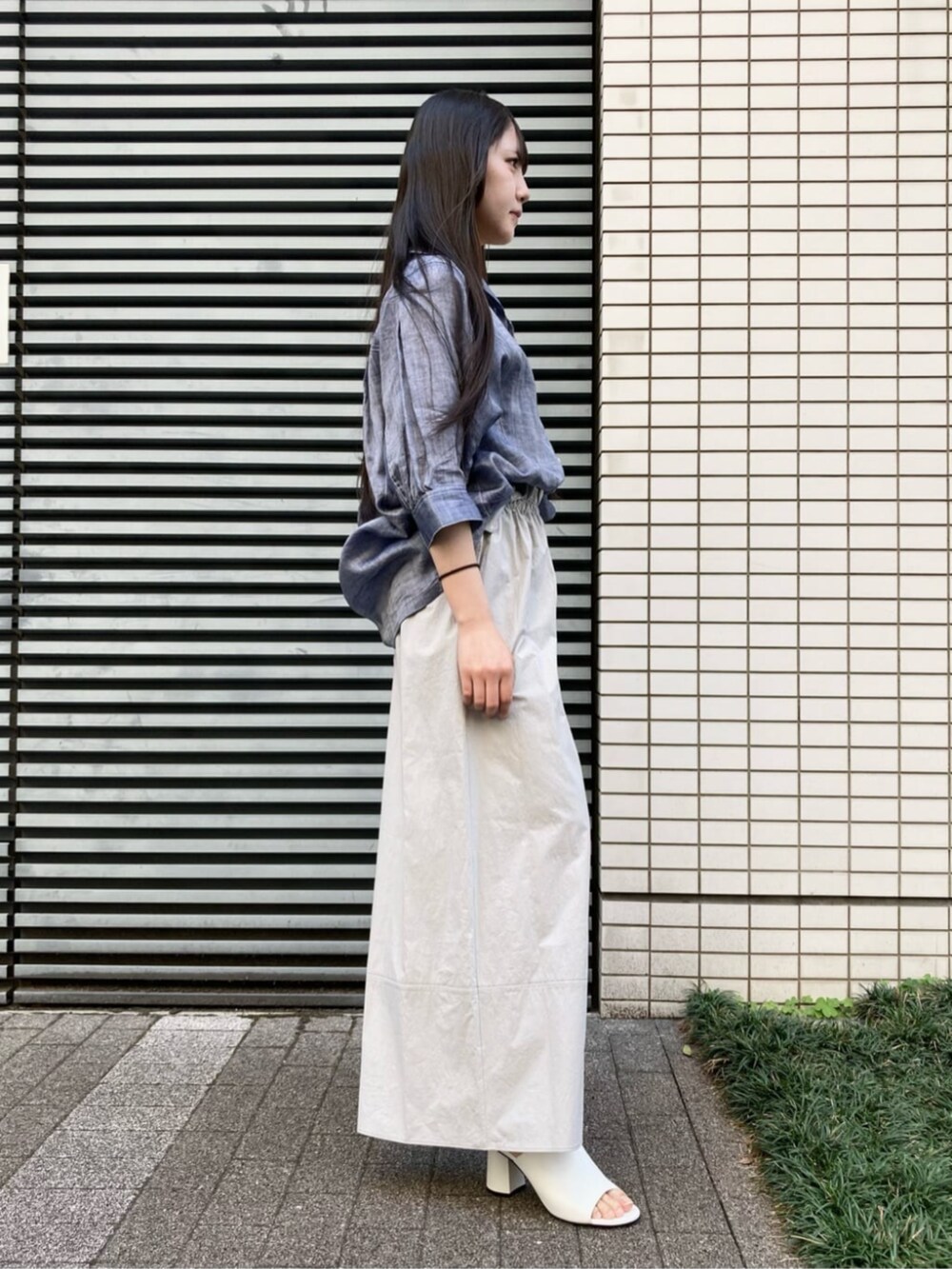 ホワイト系のサンダル、グレー系のその他パンツ、シルバー系のネックレスを着用したレディースの夏コーディネートの2枚目の写真