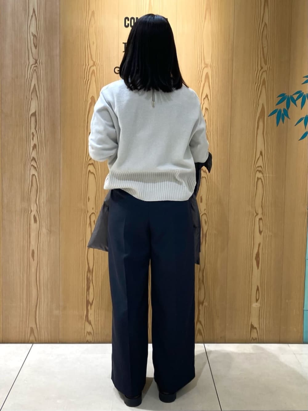 グレー系のダウンジャケット/コート、ブルー系のその他パンツを着用したレディースの冬コーディネートの3枚目の写真