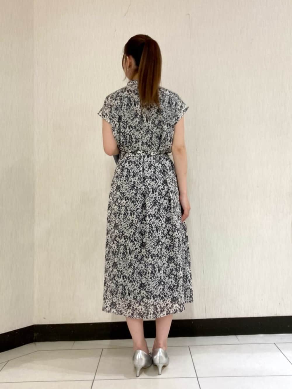 グレー系のワンピース、グレー系のニット/セーターを着用したレディースの夏コーディネートの4枚目の写真