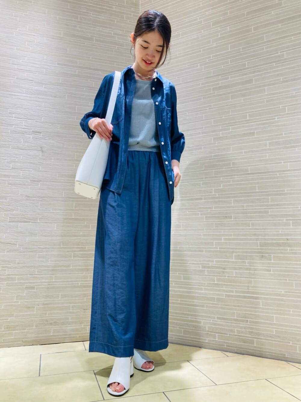 ホワイト系のショルダーバッグ、ホワイト系のサンダル、ブルー系のその他パンツを着用したレディースの夏コーディネートの2枚目の写真