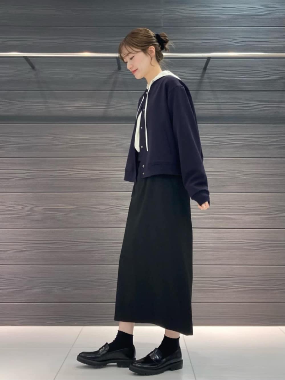 ブラック系のその他シューズ、ブラック系のスカート、ブルー系のブルゾンを着用したレディースの冬コーディネートの3枚目の写真