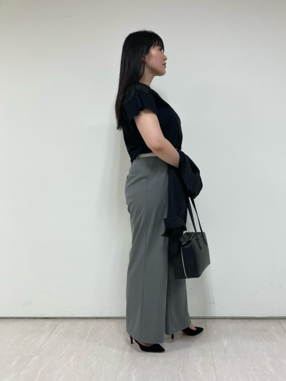 グレー系のその他パンツ、ブラック系のノーカラージャケット、ブラック系のTシャツ/カットソーを着用したレディースの夏コーディネートの5枚目の写真