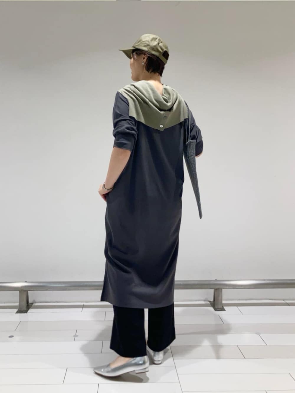 ブラウン系のその他パンツ、グレー系のワンピース、グレー系のトートバッグを着用したレディースの夏コーディネートの3枚目の写真