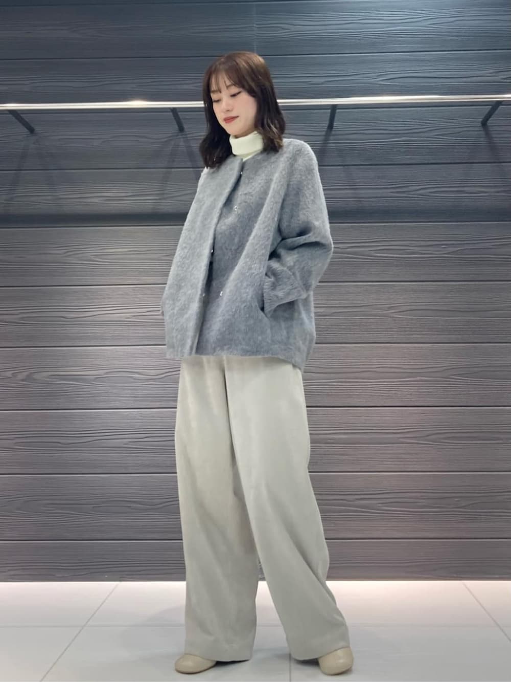 ベージュ系のその他パンツ、グレー系のその他アウター、ブラック系のストール/ショールを着用したレディースの冬コーディネートの4枚目の写真