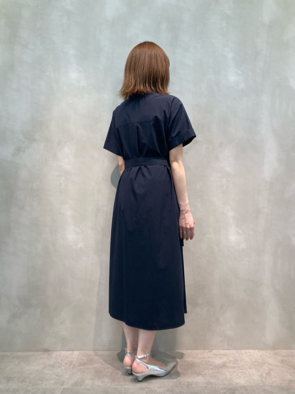 シルバー系のパンプス、ホワイト系のタンクトップ、ブルー系のその他パンツを着用したレディースの春コーディネートの5枚目の写真