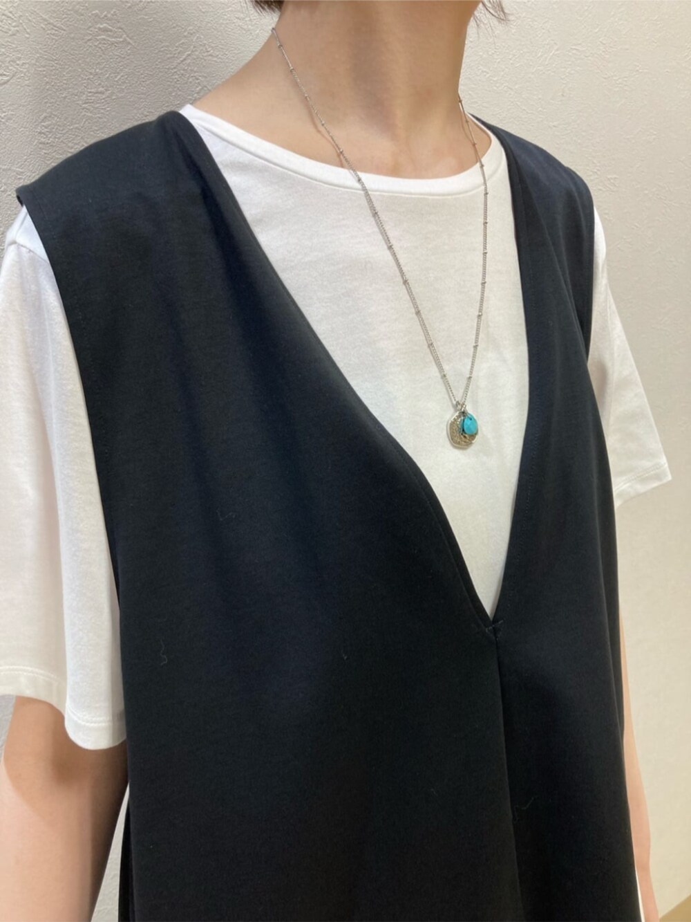 ブラック系のTシャツ/カットソー、ブラック系のその他パンツを着用したレディースの春コーディネートの5枚目の写真