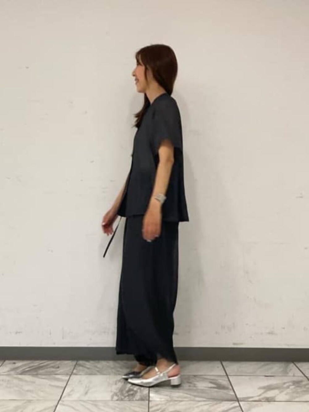 グレー系のシャツ/ブラウス、ブラック系のその他パンツ、シルバー系のバングル/リストバンドを着用したレディースの春コーディネートの3枚目の写真