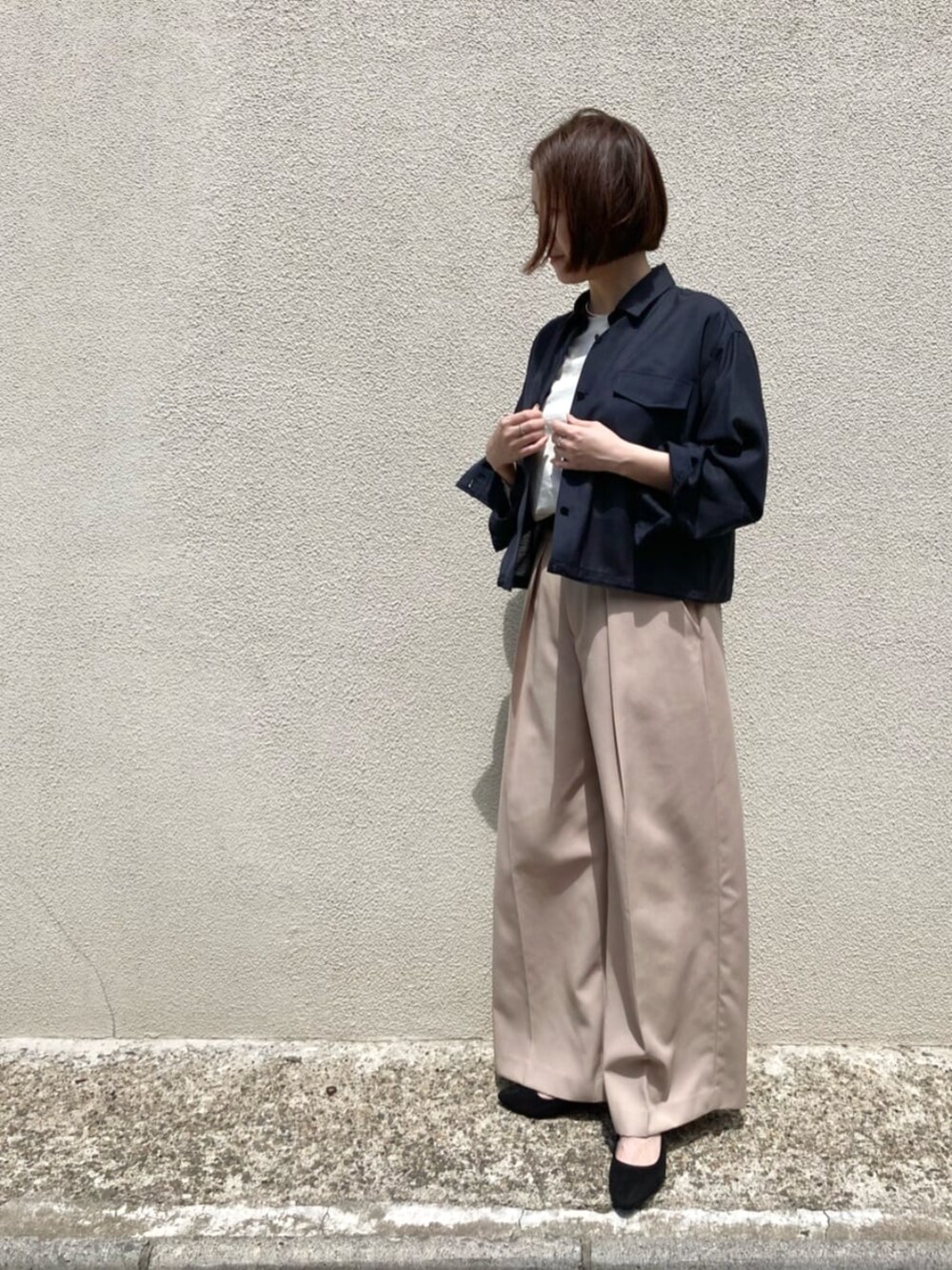 ブルー系のその他アウター、イエロー系のその他パンツ、ホワイト系のTシャツ/カットソーを着用したレディースの秋コーディネートの5枚目の写真