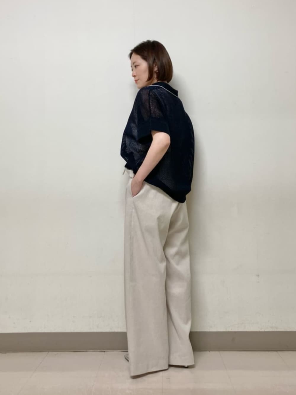 シルバー系のパンプス、ブルー系のニット/セーター、ホワイト系のその他パンツを着用したレディースの春コーディネートの6枚目の写真