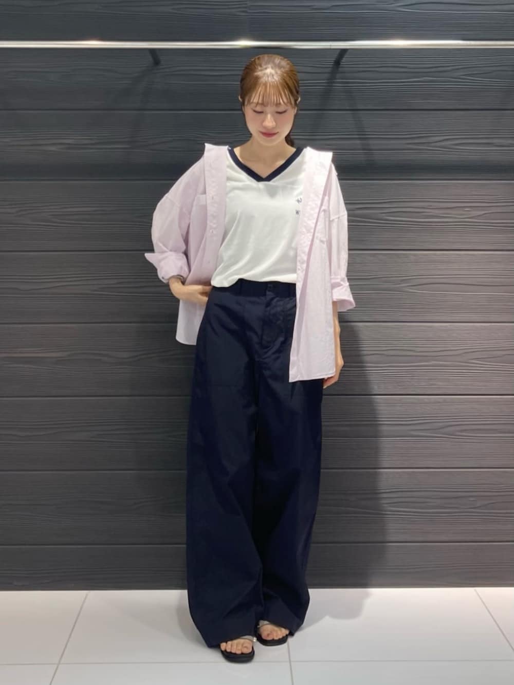 グレー系のサンダル、ホワイト系のTシャツ/カットソー、ブルー系のその他パンツを着用したレディースの夏コーディネートの3枚目の写真