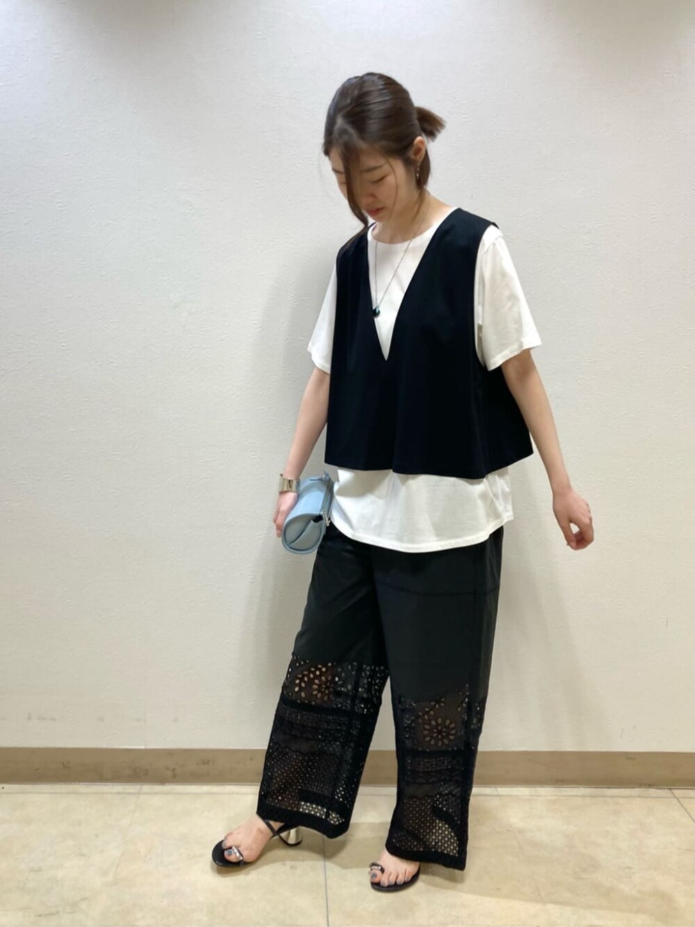 ブラック系のTシャツ/カットソー、ブラック系のその他パンツを着用したレディースの春コーディネートの3枚目の写真