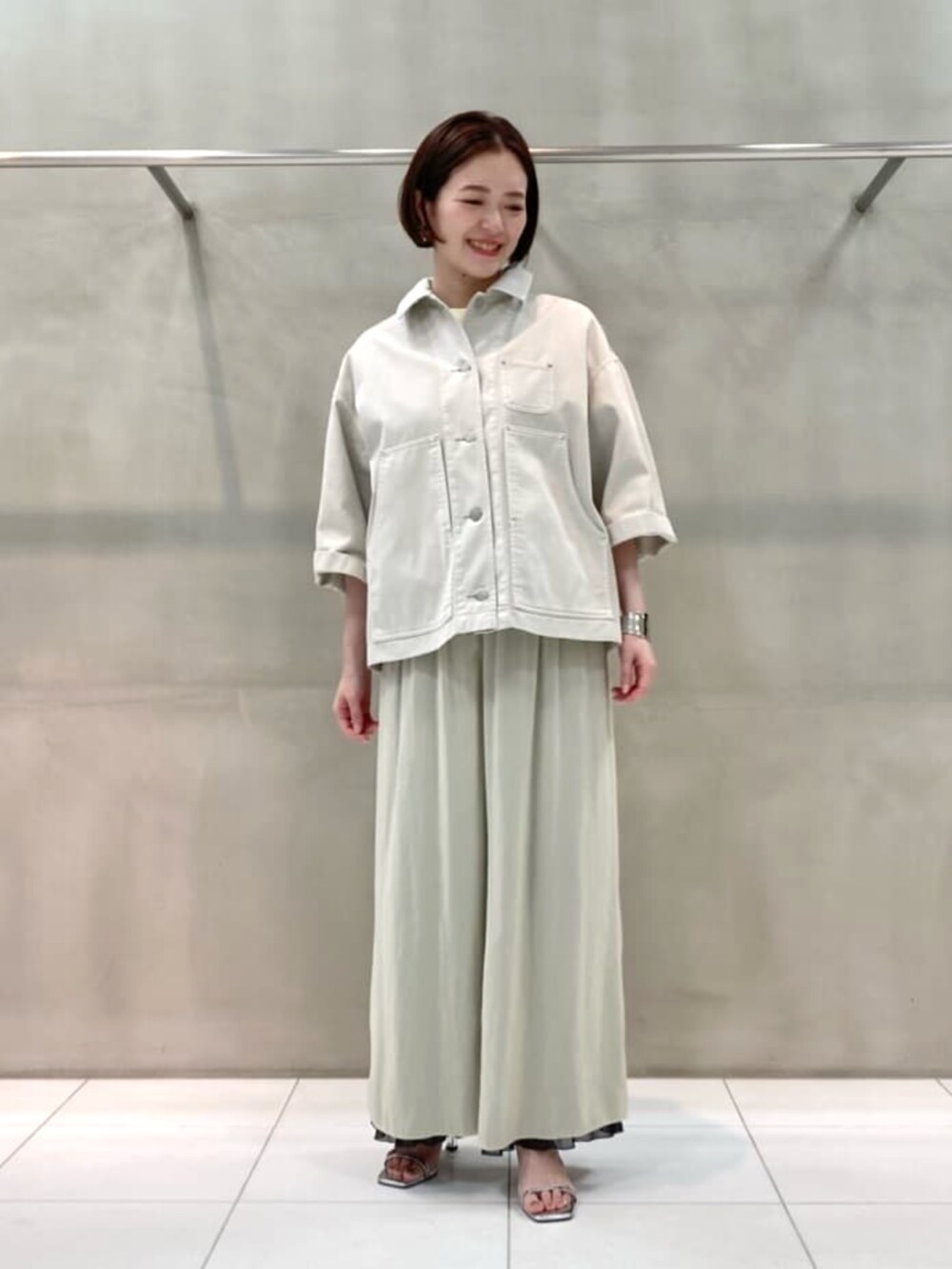 グレー系のシャツ/ブラウス、グレー系のその他パンツ、イエロー系のトートバッグを着用したレディースの春コーディネートの4枚目の写真